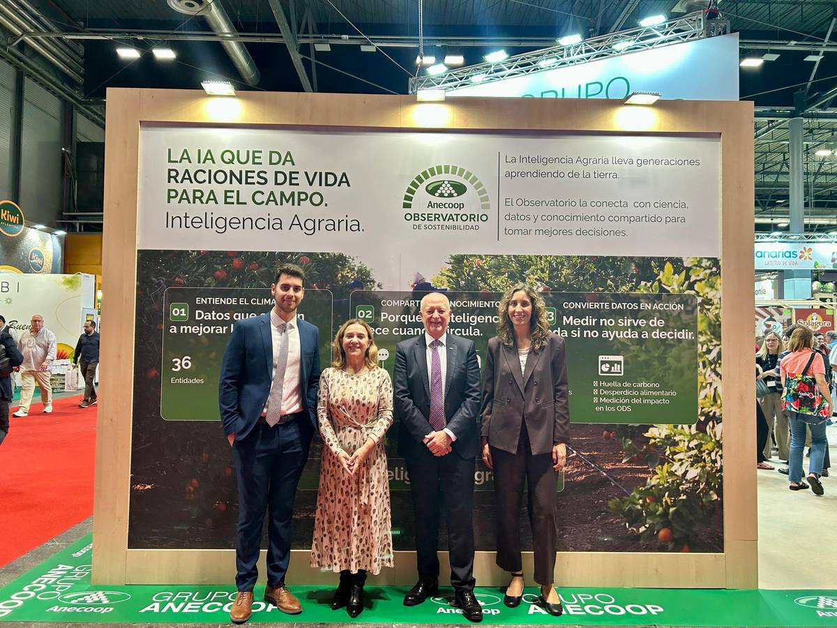 Cuatro personas ante el panel del stand del Observatorio de Sostenibilidad de Anecoop en Fruit Attraction 2026